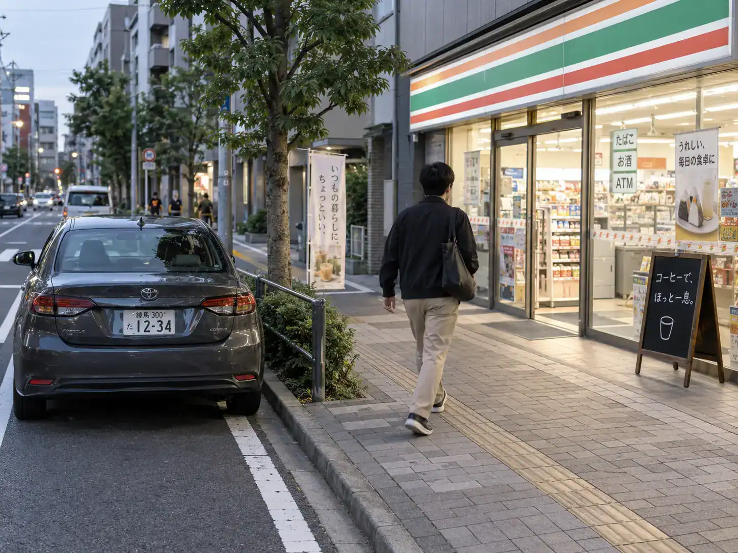 汽車停靠路邊，一名男子下車後沿著人行道走向便利商店