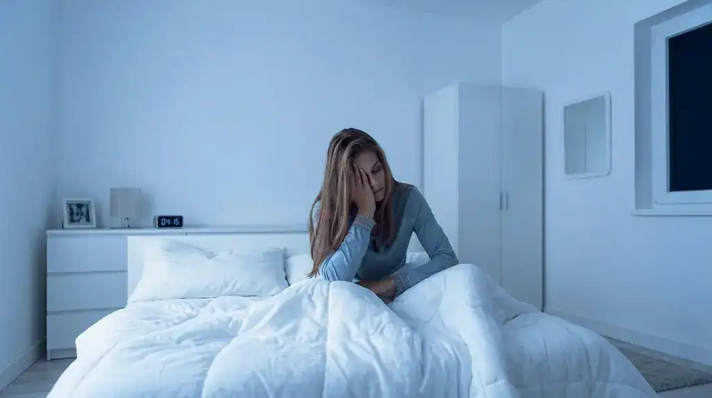 疲憊女性, 臥室, 深夜, 藍色調